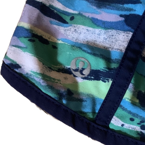 Lululemon hotty hot shorts Blue multi-color geometric Women’s 4 S Small EUC - Picture 4 of 6